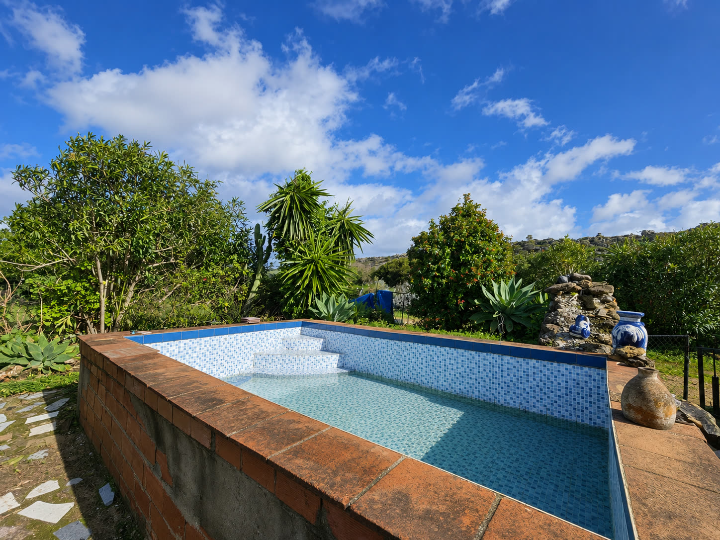 Piscina con acceso escalonado